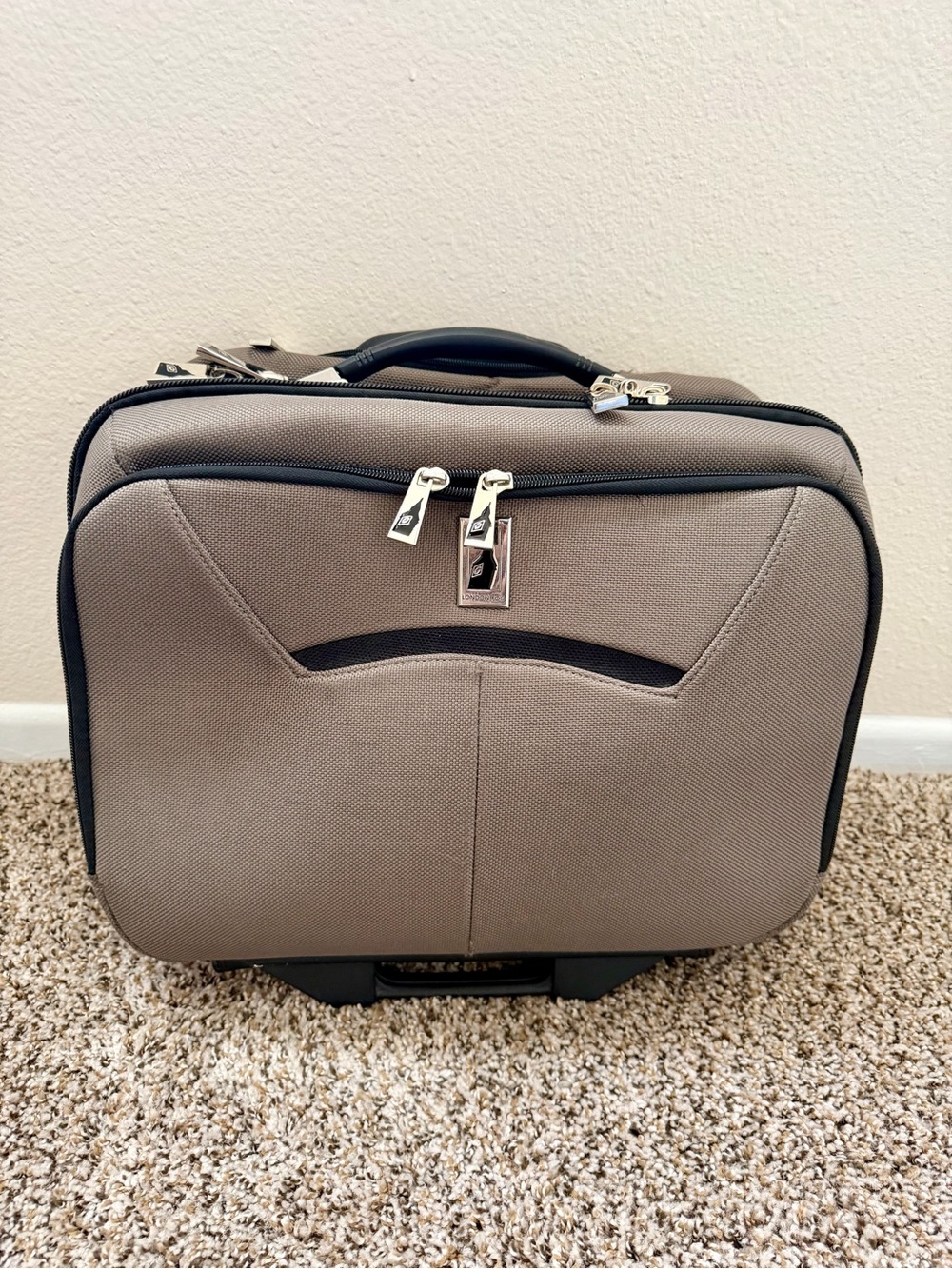 London Fog Rolling Laptop Bag
